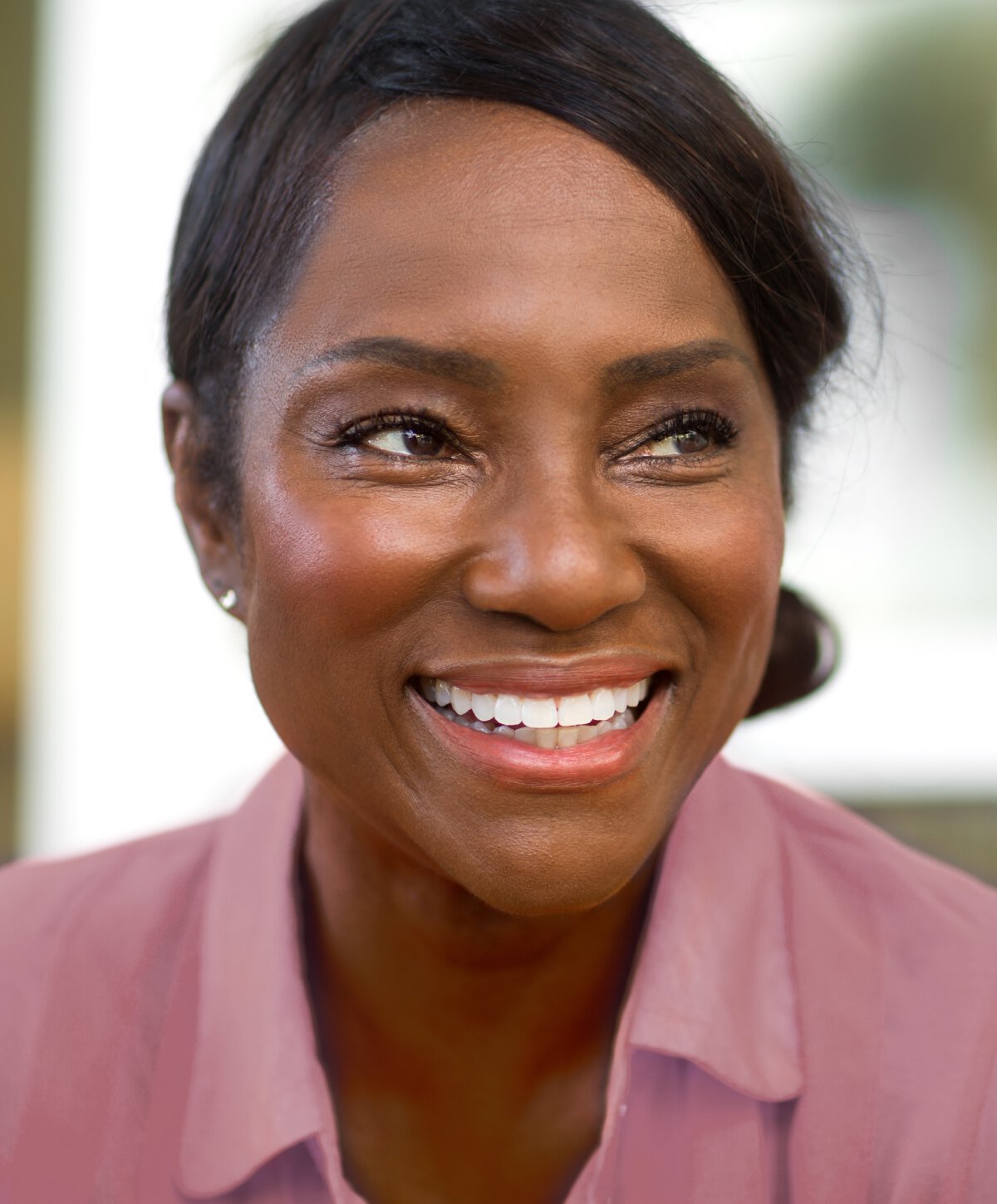 Sacramento facial contouring model smiling