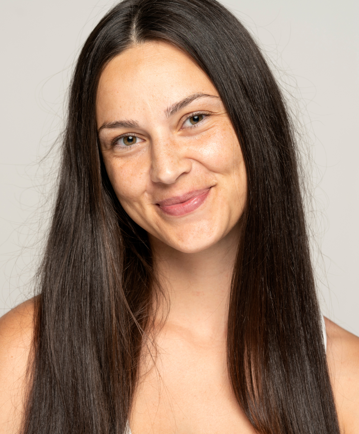Roseville skin tightening model wearing a grey t shirt